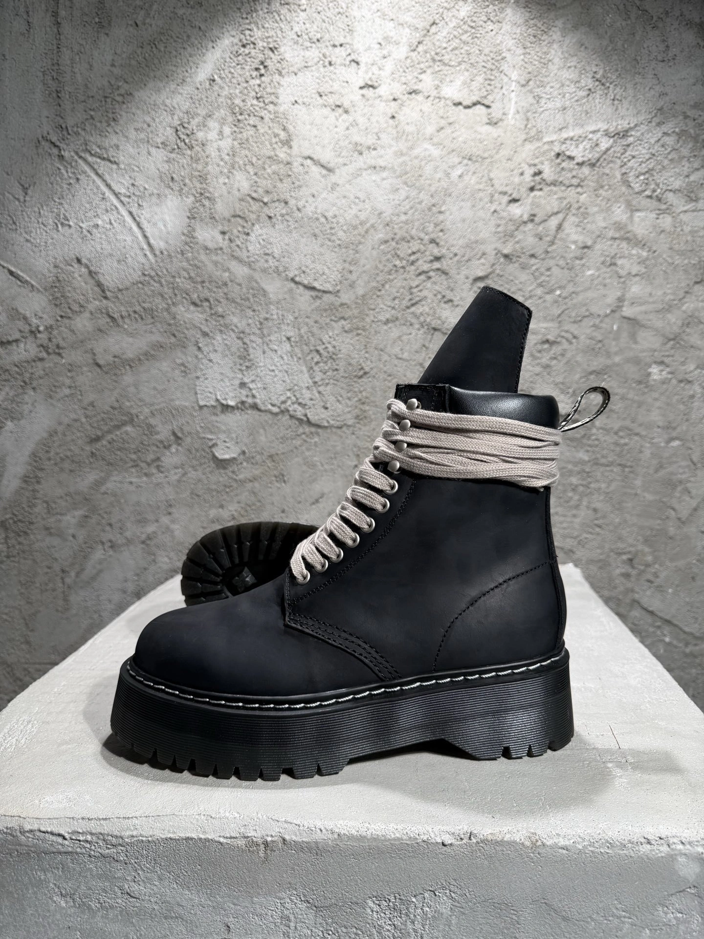 OOBB--Ow59s DM02E68139001-09  DW02E68139001-09 Ow59s x Dr.Martin Calfskin cowhide item:F-X409B0223B
